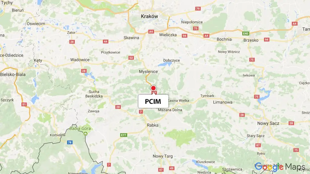 Zderzenie szkolnego busa z osobówką