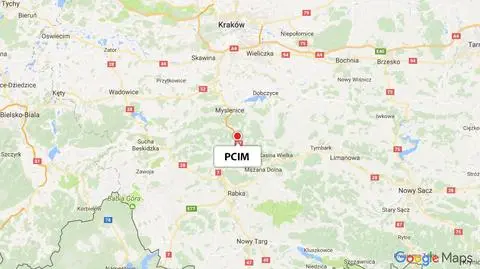 Zderzenie szkolnego busa z osobówką