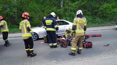 Kierujący motocyklem uderzył w przechodzącą przez jezdnię kobietę z dzieckiem