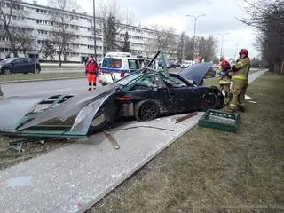 Zderzyły się dwa samochody. Porsche ścięło wiatę przystankową