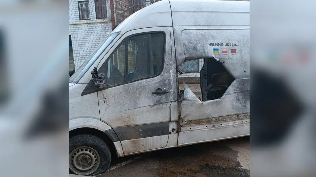 Ostrzelany bus, którym jechali polscy i ukraińscy wolontariusze. Zdjęcie z 18 marca 