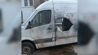 Ostrzelany bus, którym jechali polscy i ukraińscy wolontariusze. Zdjęcie z 18 marca 