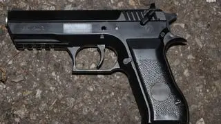 Sprawcy, grożąc bronią gazową, zażądali od pracownicy sklepu dwóch butelek wódki 