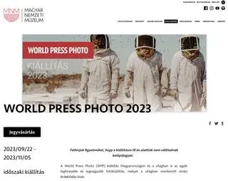 Informacja o zakazie sprzedaży biletów na wystawę dla osób poniżej 18. roku życia została umieszczona przed opisem wystawy i wyróżniona pogrubioną czcionką