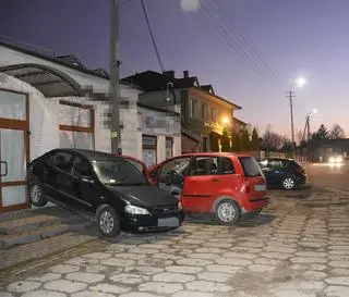 Uderzył też w ścianę budynku 