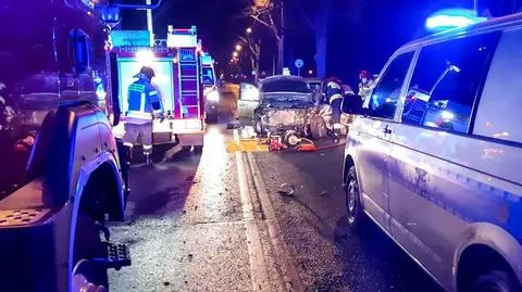 Uszkodzony radiowóz i rozbite auto. Pościg za pijanym 17-latkiem