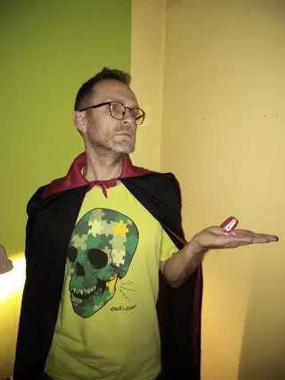 Marcin Michalik przebrał się za Hamleta dla uczniów z Zabrza