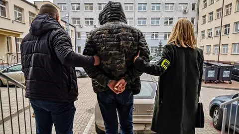 Gdy przyszli po niego policjanci, schował się pod łóżkiem