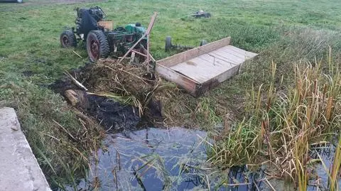 Ciągnik stoczył się do rzeki. Nie żyje 64-latek