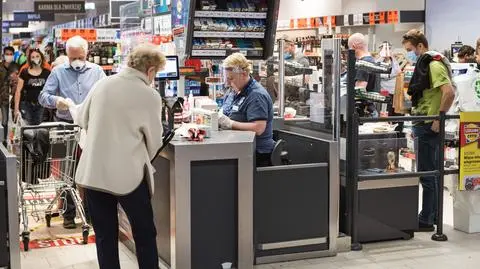 Supermarket Lubin kasa sklep zakupy niedziela handlowa