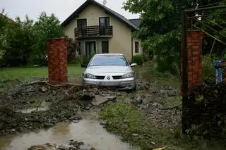 Posesja przy zalanej drodze w Bielsku-Białej