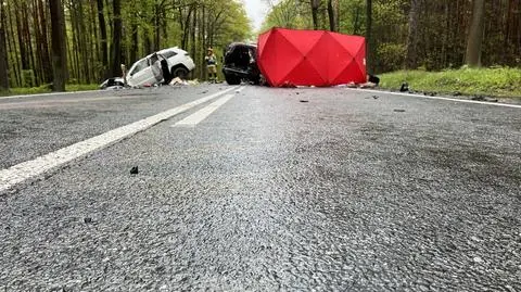 Plama na drodze w Bargłówce, gdzie doszło do śmiertelnego wypadku