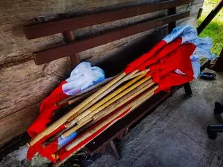 Ściągnęli ze słupów 28 flag, byli pijani. Usłyszeli zarzuty