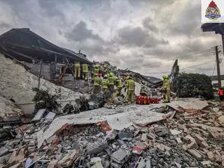 Straż pożarna na miejscu wybuchu w domu w miejscowości Mokra Prawa