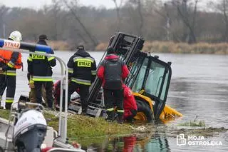 Nie żyje kierowca wózka widłowego, który wjechał na prom w Teodorowie i zsunął się do rzeki Narew