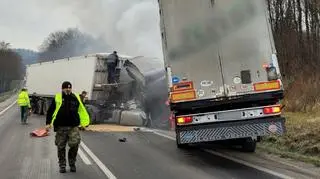 Jeden z kierowców ciężarówki był uwięziony w kabinie. Pogranicznicy pomogli mu w ewakuacji