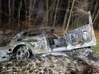 Auto spłonęło doszczętnie
