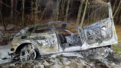 Na poboczu spłonął samochód, w pobliżu nie było ani kierowcy, ani pasażerów. Szukają świadków