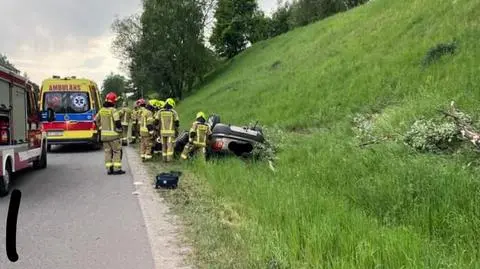 Dachowanie pod Krakowem, trzy osoby poszkodowane