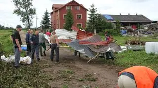 Osadzeni pracowali przy porządkowaniu powalonych i połamanych drzew