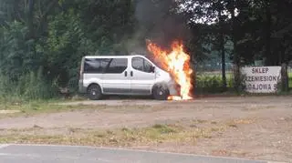 Płomienie strawiły przód samochodu