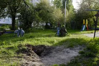 Zniszczenia na placu zabaw na osiedlu Sałtiwka w Charkowie