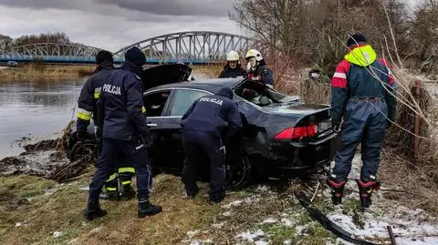 Wjechał do rzeki, sam się wydostał. Straż pożarna wyłowiła auto. Wewnątrz nikogo nie było