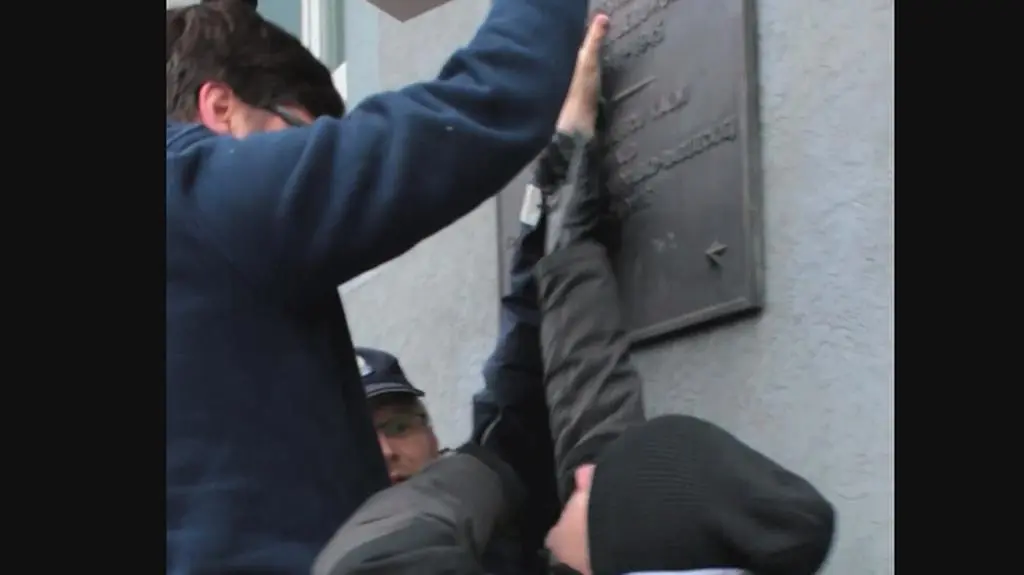 Poseł chciał zasłonić tablicę, interweniowała policja