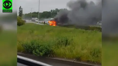 Kłęby dymu na trasie w kierunku Katowic. Samochód stanął w płomieniach. Nagranie