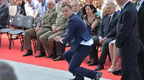 Duda ratuje hostię podczas mszy świętej w Wilanowie