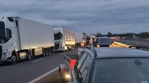 Uszkodzony autobus stał na poboczu, wjechał w niego tir. Jedna osoba nie żyje