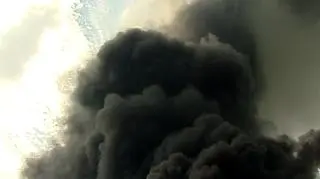 Ogień jest bezlitosny dla strażaków. Kolejna powierzchnia została zajęta ogniem. Pali się ponad 1200 metrów kwadratowych.