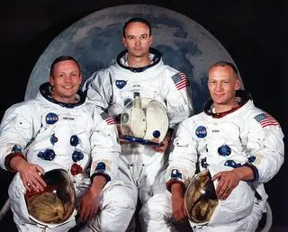 Załoga misji Apollo 11 (Michael Collins pośrodku)