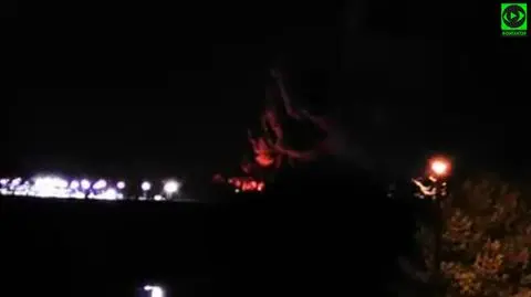 Hala stanęła w ogniu, silne podmuchy wiatru utrudniają strażakom pracę