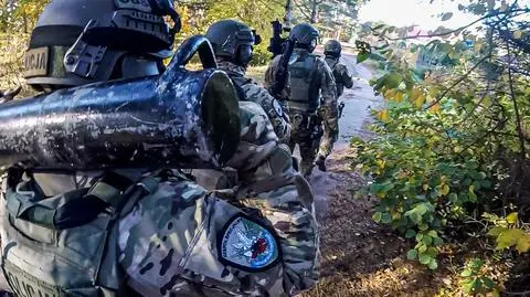 16 osób podejrzanych o sprzedaż i handel narkotykami, wśród zatrzymanych trzej policjanci