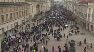 Tysiące manifestantów wypełniają ulicę przed Pałacem Prezydenckim