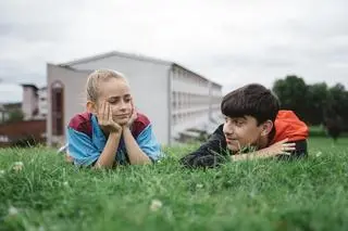 Lola Campbell i Alin Uzun w filmie "Georgie ma się dobrze"
