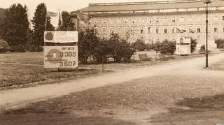 "Reklama" czynu społecznego obok gmachu władz województwa