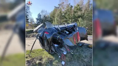 Auto przewróciło się na bok 