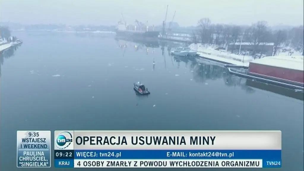 Usuwają minę z dna Martwej Wisły