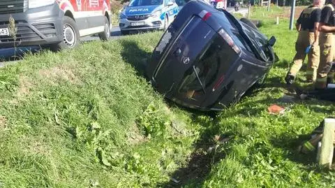 Na zakręcie wjechał do rowu i dachował. Kierowca zginął, pasażerka w szpitalu 