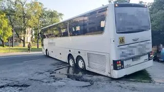 Autobus musieli wyciągać strażacy 