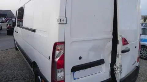 Zostawił psa w samochodzie i poszedł do parku rozrywki. Strażacy wyłamali drzwi łomem