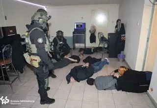 Zamknęli nielegalne salony gier, zatrzymali 15 osób