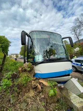 Autobus stoczył się ze stromej ulicy