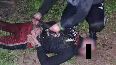 Groził policjantom mieczem. Chciał im uciec, skacząc do rzeki