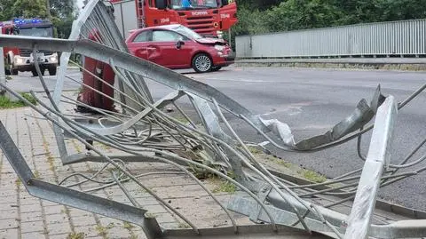 Podczas ucieczki zderzył się z innym autem i dachował. Policja: miał 0,7 promila alkoholu