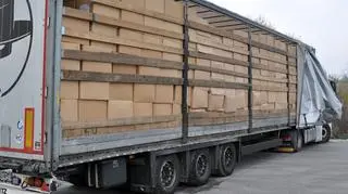 Mężczyźni ukryli się w transporcie ręczników 
