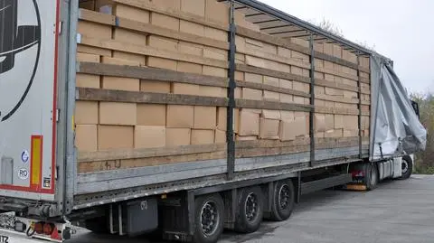 Mężczyźni ukryli się w transporcie ręczników 