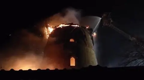 Spłonął XIX-wieczny "Holender". Nagranie z akcji gaśniczej